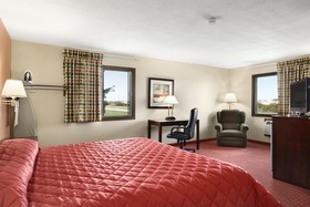 Howard Johnson by Wyndham Waterloo/Cedar Falls