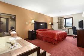 Howard Johnson by Wyndham Waterloo/Cedar Falls