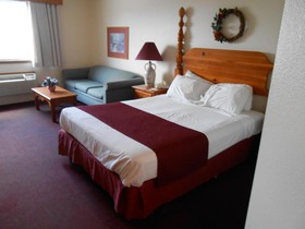 Days Inn & Suites by Wyndham Williamsburg IA North