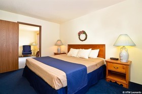 Days Inn & Suites by Wyndham Williamsburg IA North