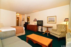 Days Inn & Suites by Wyndham Williamsburg IA North
