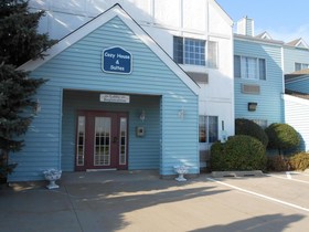 Days Inn & Suites by Wyndham Williamsburg IA North