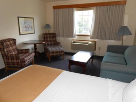 Days Inn & Suites by Wyndham Williamsburg IA North