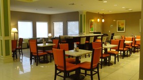 Holiday Inn Express Kansas City - Bonner Springs