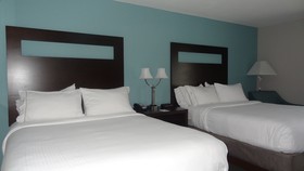 Holiday Inn Express Kansas City - Bonner Springs
