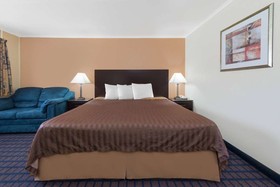 Silver Spur Vintage Inn & Suites