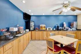 Super 8 by Wyndham Hutchinson