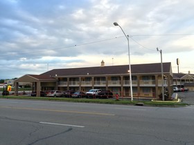 Deluxe Inn & Suites