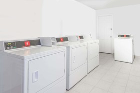 Deluxe Inn & Suites