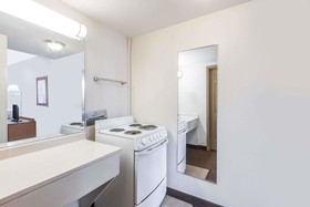 Deluxe Inn & Suites