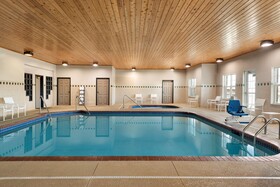 Country Inn & Suites by Radisson, Kansas City at Village West, KS