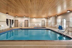 Country Inn & Suites by Radisson, Kansas City at Village West, KS