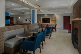 Holiday Inn Express Hotel & Suites Lawrence