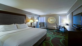 Holiday Inn Manhattan at The Campus