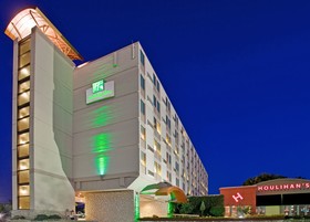Holiday Inn Manhattan at The Campus