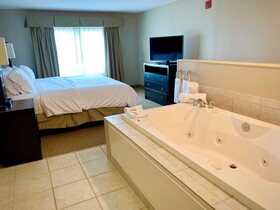 Holiday Inn Express & Suites Olathe North