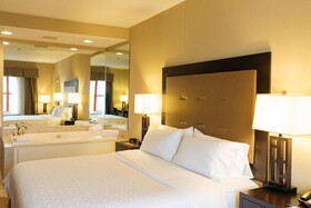 Holiday Inn Express & Suites Olathe North