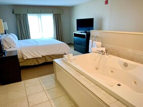 Holiday Inn Express & Suites Olathe North
