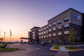 Holiday Inn Express & Suites Olathe West