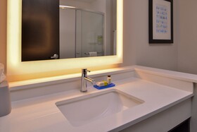 Holiday Inn Express & Suites Olathe West