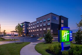 Holiday Inn Express & Suites Olathe West