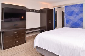 Holiday Inn Express & Suites Olathe West