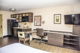 Candlewood Suites Overland Park - W 135th St.