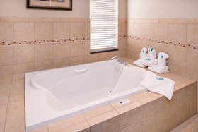 Holiday Inn Express & Suites Pittsburg