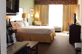 Holiday Inn Express Hotel & Suites Pratt