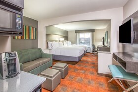 Holiday Inn Express & Suites Shawnee Kansas City West