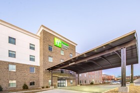 Holiday Inn Express & Suites Shawnee Kansas City West