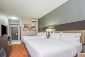 Holiday Inn Express & Suites Shawnee Kansas City West