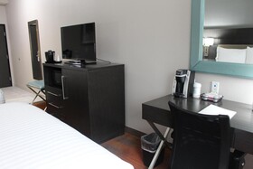 Holiday Inn Express & Suites Shawnee Kansas City West