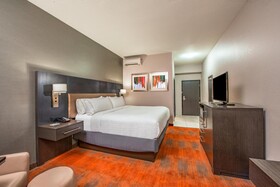 Holiday Inn Express & Suites Shawnee Kansas City West