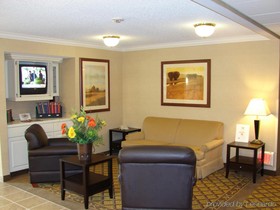 Candlewood Suites Topeka West