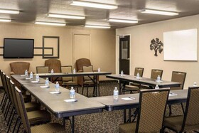 Travelodge by Wyndham Wellington KS