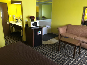 Country Hearth Inn & Suites Bowling Green