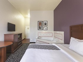 La Quinta Inn & Suites by Wyndham Bowling Green
