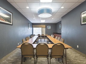 La Quinta Inn & Suites by Wyndham Bowling Green