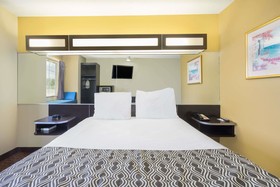 Microtel Inn & Suites by Wyndham Bowling Green