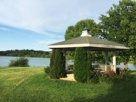 The B & B at Queenslake