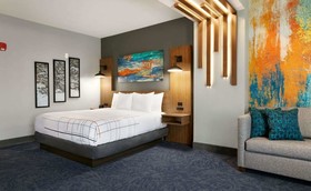 La Quinta Inn & Suites by Wyndham Louisville NE/Old Henry Rd