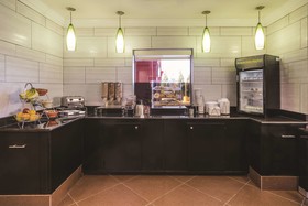 La Quinta Inn & Suites by Wyndham Louisville East