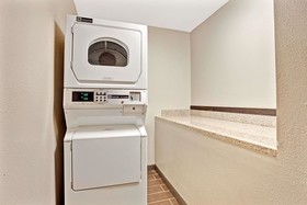 Super 8 by Wyndham Louisville Airport