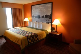 Super 8 by Wyndham Louisville/Expo Center