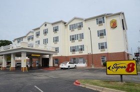Super 8 by Wyndham Louisville/Expo Center
