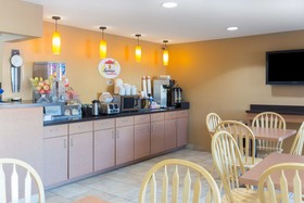 Super 8 by Wyndham Radcliff Ft. Knox Area