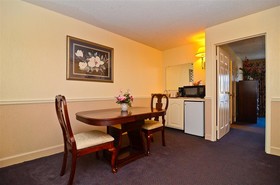 Royal Inn & Suites