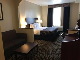 Quality Inn & Suites Near Tanger Outlet Mall