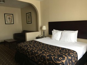 Quality Inn & Suites Near Tanger Outlet Mall